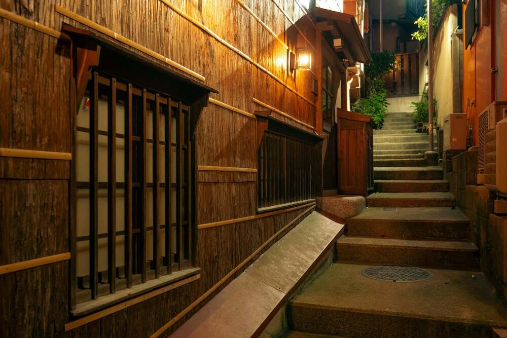 【散策や外湯巡りに】温泉街中心の小宿でシンプルステイ