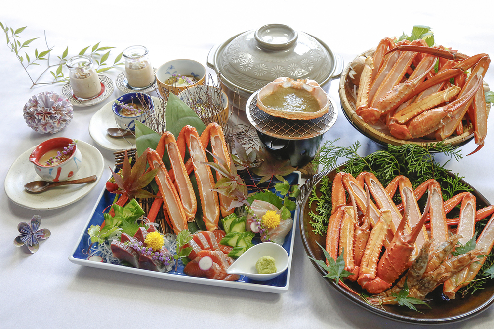 【城崎温泉　お宿のランチプラン】大人気の昔懐かしい囲炉裏で食す。香ばしい旨味がのった香住漁港のブランドガニ「香住ガニ」を、たっぷり1.5杯使用！