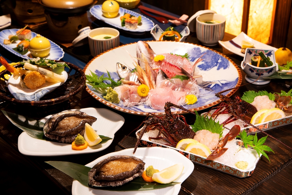 《露天風呂付き客室》豪華！地魚皿盛り・伊勢エビ・鮑付き豪華海鮮プラン