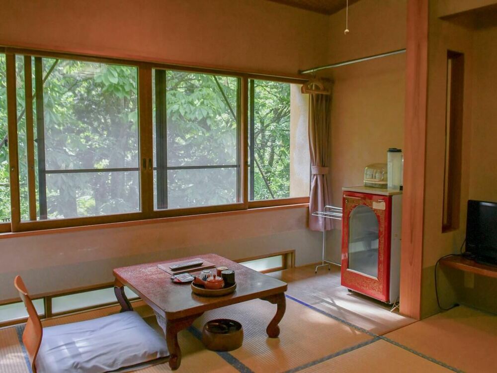 【川沿い渓谷館-B1】和室6畳（トイレ付）
