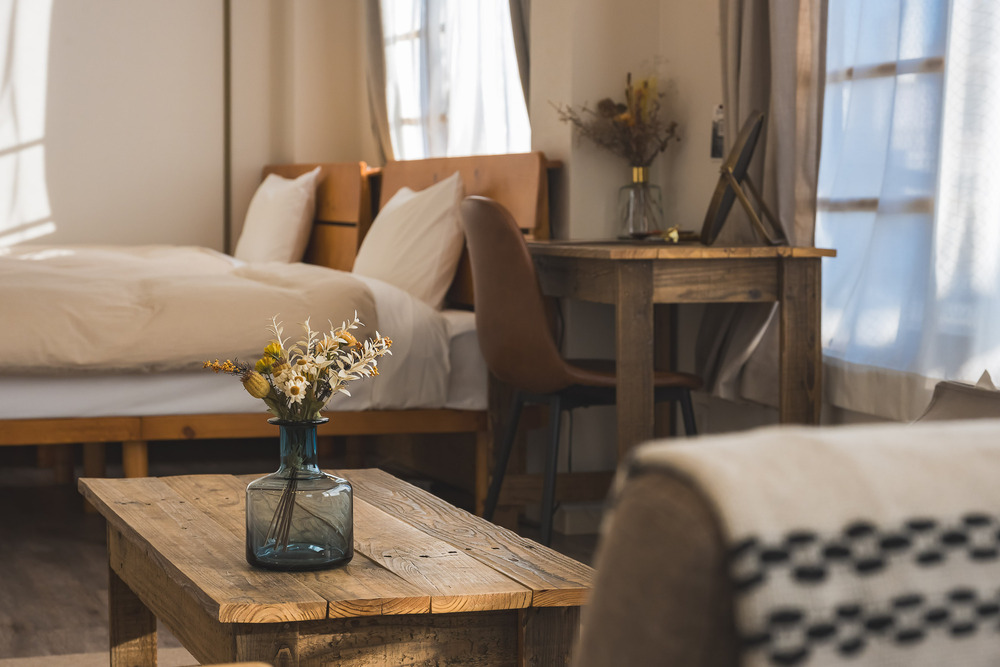 古材のぬくもり感じるカフェ風ルーム｜（ダブル2台＋ソファ1）