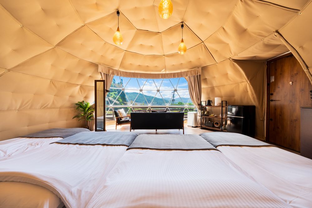 ⑥貸切温泉客室付ドームテント　ダブルベッド×2台　シングルベッド×2台