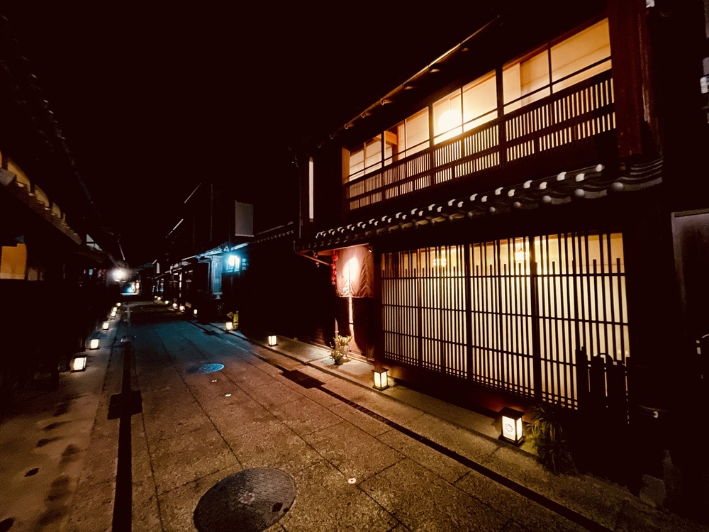 重用伝統的建造物保存地区の小路に佇む一棟貸し町家