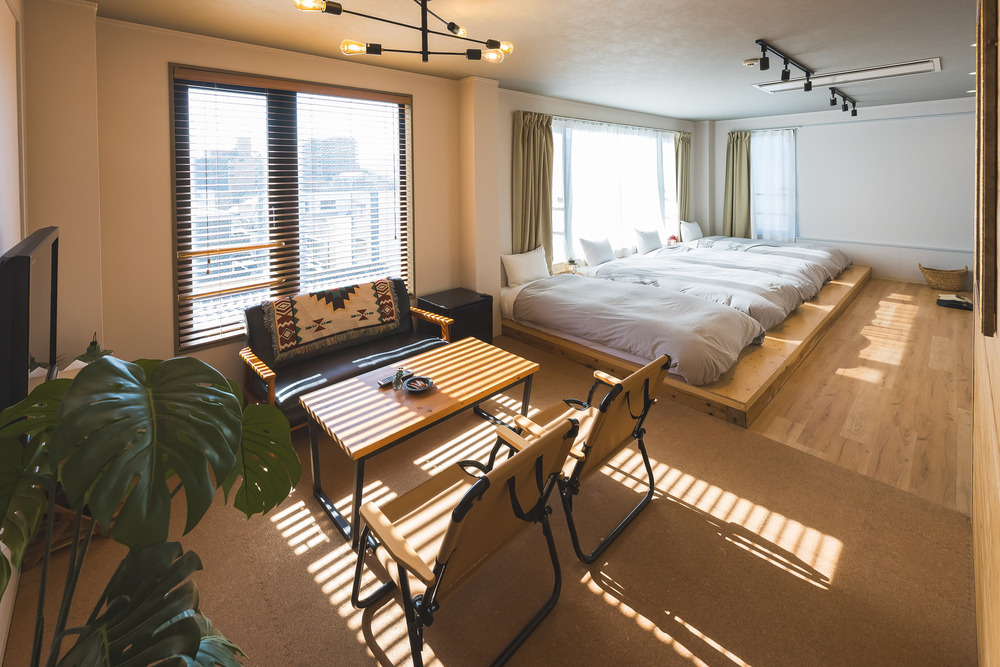 甲府盆地の山々を望む山小屋風キャビン｜シングルベッド4台