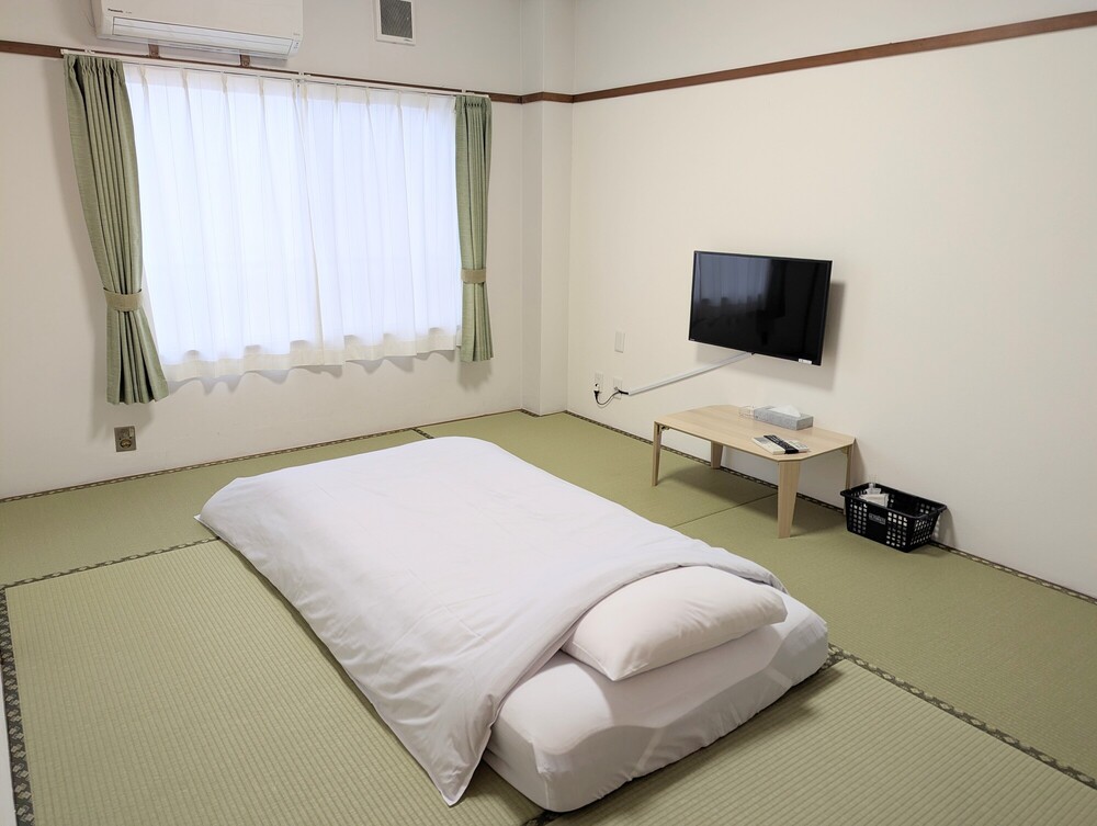 【喫煙】３階和室６畳（共同シャワー、トイレ）