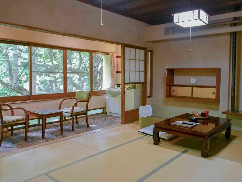 【川沿い渓谷館-B2】和室12畳（トイレ付）